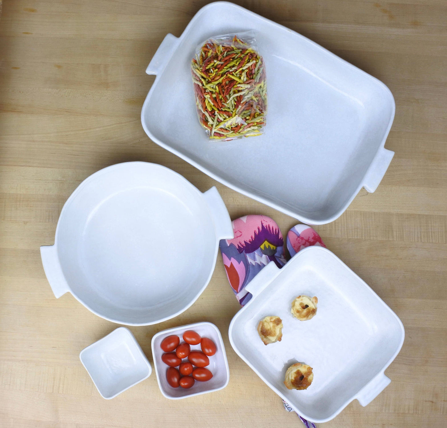 Cozina White Round Baker