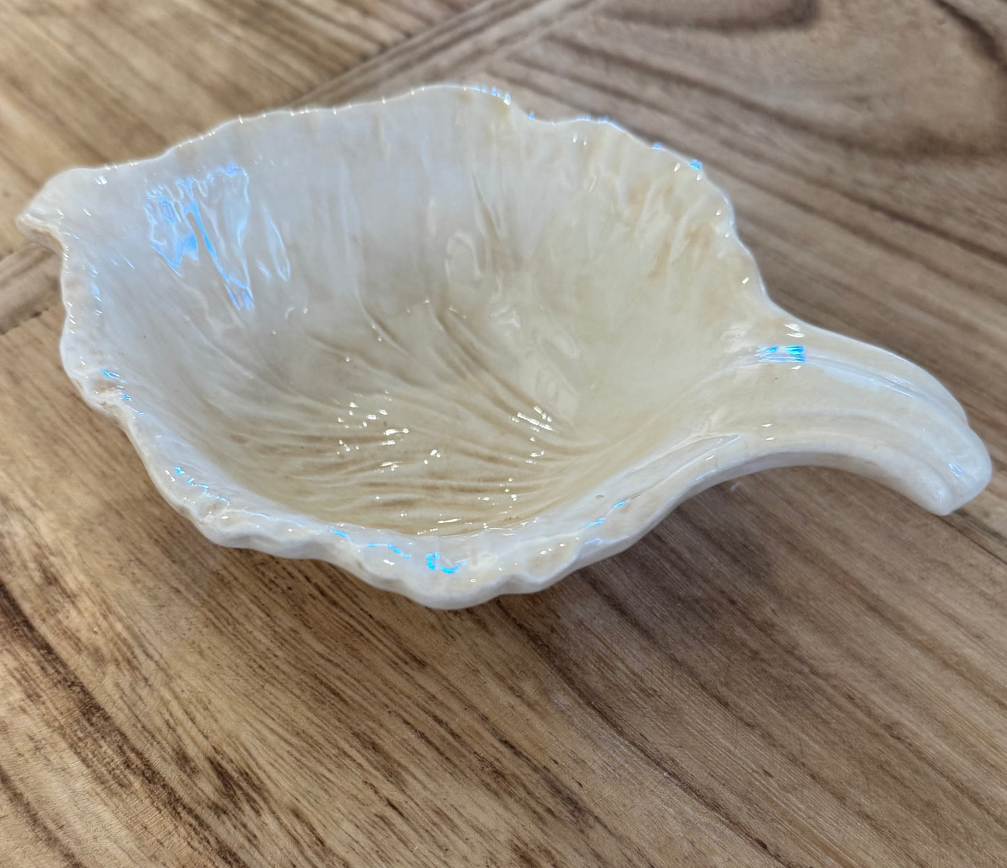 Radicchio Cream Small Leaf Bowl
