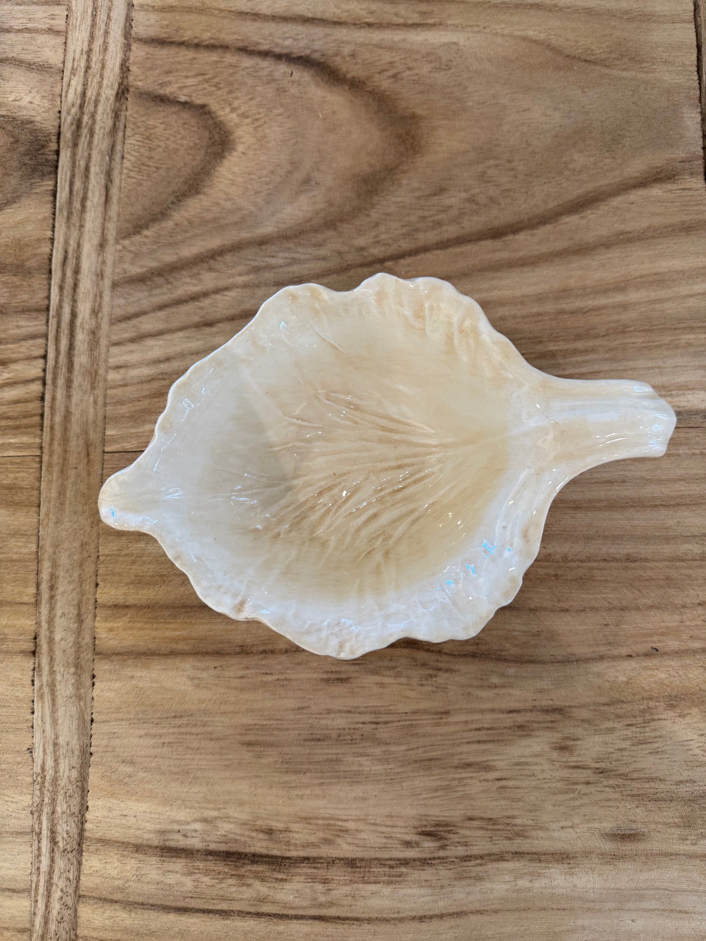 Radicchio Cream Small Leaf Bowl