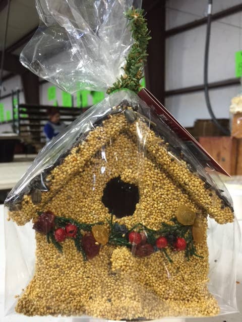 Juniper Birdie Cottage with garland